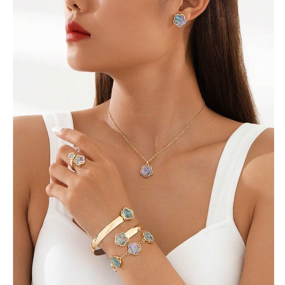 Luxe Gold Tone Flower Necklace Ring Jewelry Set - Picture 6 of 9